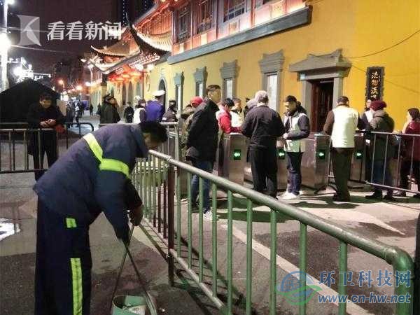 上海近3万名环卫工人除夕坚守岗位