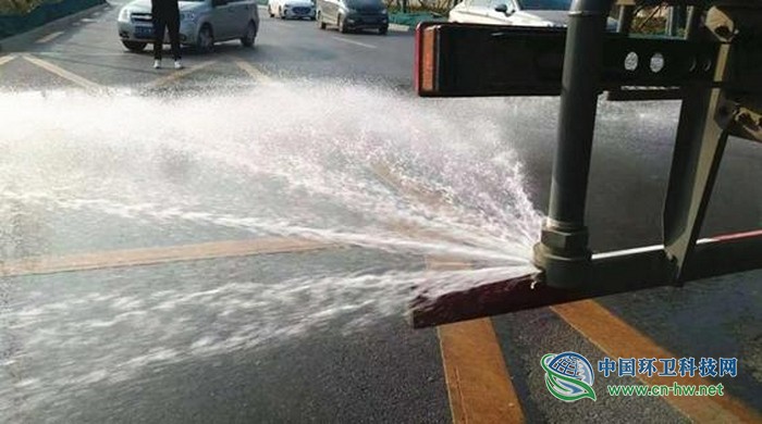 济南城管改良洒水车喷水位置 “改出”人情味 “洒出”城市温度