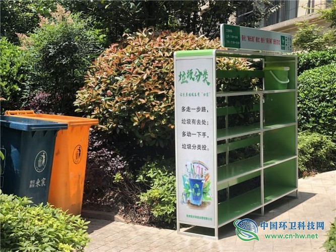 杭州出现垃圾分类收集新模式 单元门口摆上“货架”
