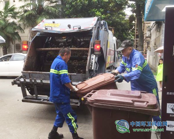 人民网直击：垃圾分类第一天，想说爱你不容易