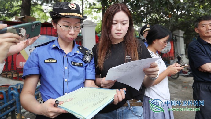 压缩站“混装混运”当场被抓!上海生活垃圾条例施行6天,4家收运单位被开罚单