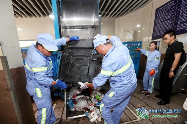 压缩站“混装混运”当场被抓!上海生活垃圾条例施行6天,4家收运单位被开罚单