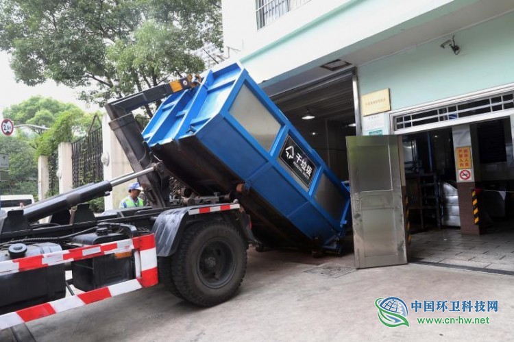 压缩站“混装混运”当场被抓！上海生活垃圾条例施行6天，4家收运单位被开罚单