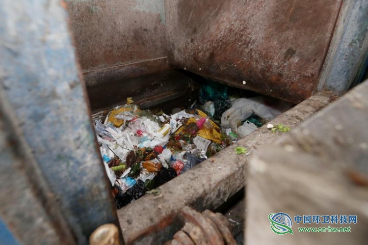 压缩站“混装混运”当场被抓!上海生活垃圾条例施行6天,4家收运单位被开罚单