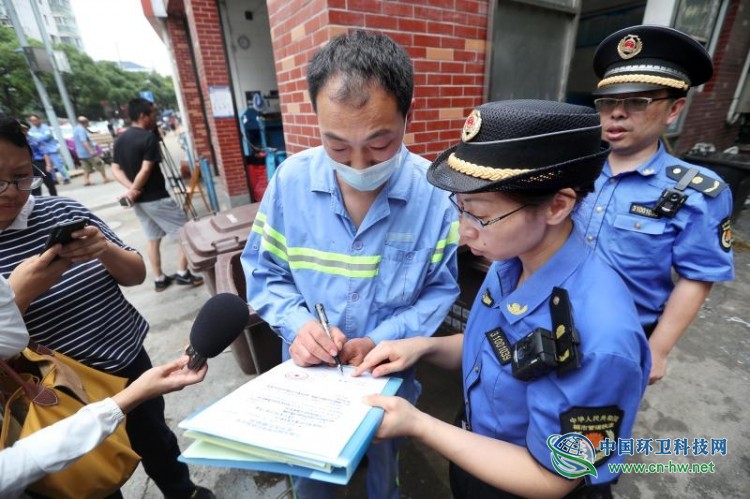 压缩站“混装混运”当场被抓!上海生活垃圾条例施行6天,4家收运单位被开罚单