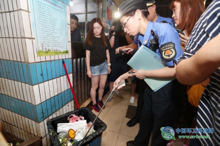 压缩站“混装混运”当场被抓!上海生活垃圾条例施行6天,4家收运单位被开罚单