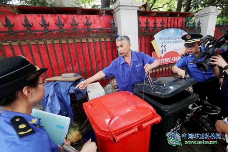 压缩站“混装混运”当场被抓!上海生活垃圾条例施行6天,4家收运单位被开罚单