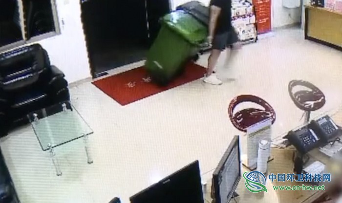 物业撤垃圾桶惹怒业主 还惊动了数十名警察！
