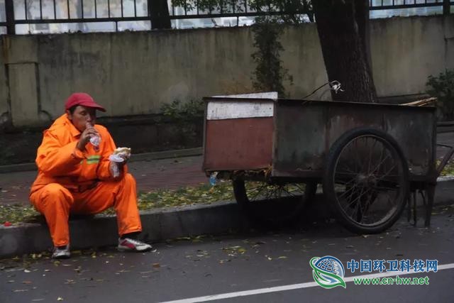 住手吧，别再折腾环卫工人了