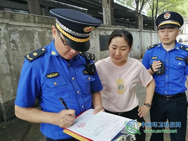 上海垃圾分类满月：湿垃圾因炎热臭到崩溃 代扔垃圾生意惨淡