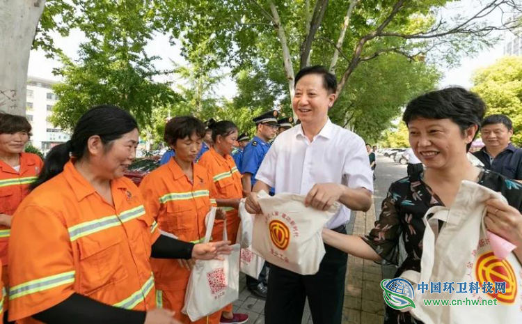 淮北市领导慰问环卫城管人员道感谢送清凉