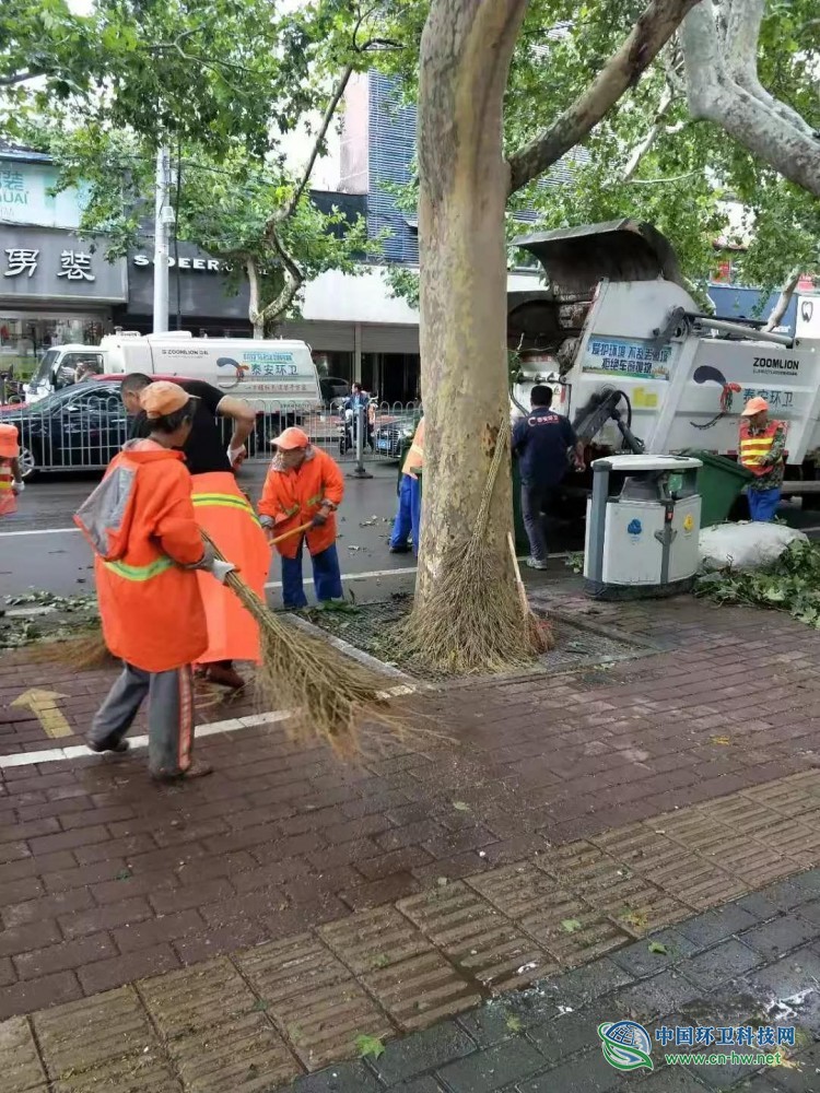 泰安：环卫工人全力保障台风过后城市环境