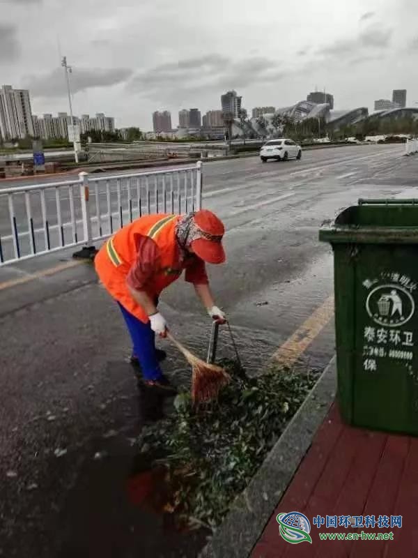 泰安：环卫工人全力保障台风过后城市环境
