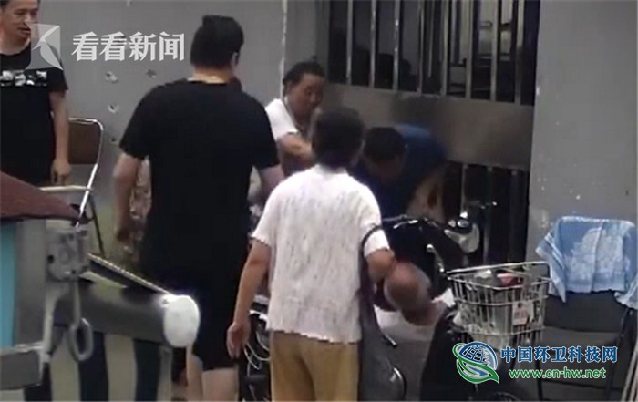 扔垃圾错过时间 上海男子殴打80岁劝阻老人泄愤
