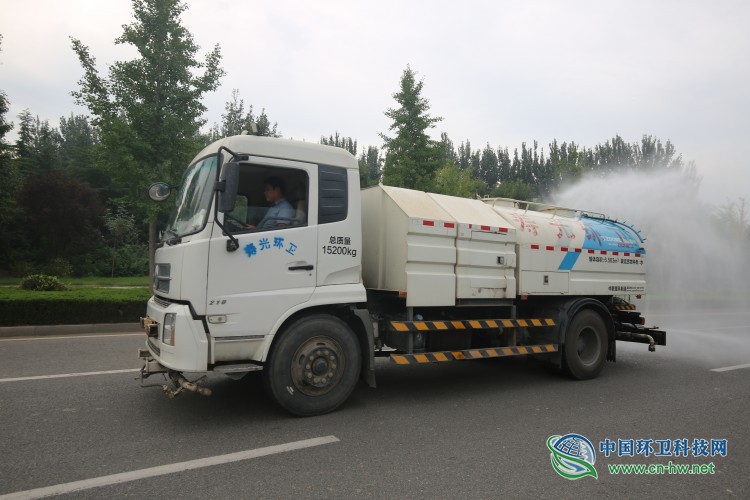 寿光环卫集团:加大洒水降尘力度 让空气更清新 群众更舒心