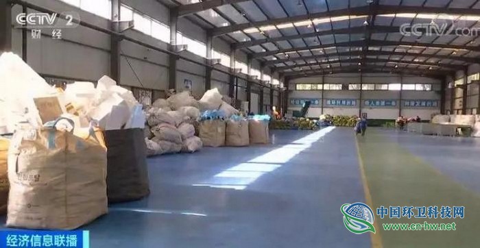 央视深度调查:你每天都在喝的咖啡,纸杯用完去哪了?纸质“杯具”,环保“悲剧”?