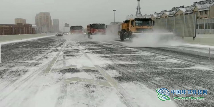 长春市环卫系统全力以赴应对暴雪