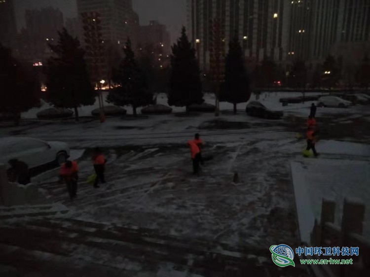 战天地斗严寒，环卫工人扫雪除冰加班加点