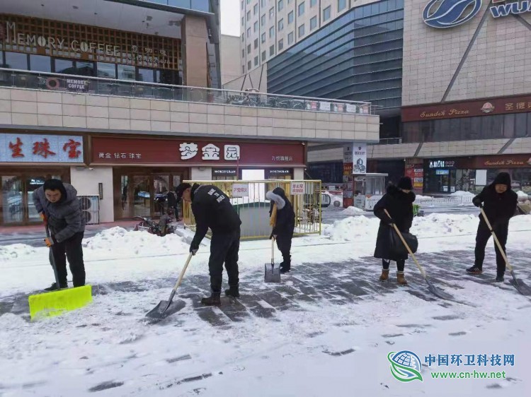 战天地斗严寒，环卫工人扫雪除冰加班加点