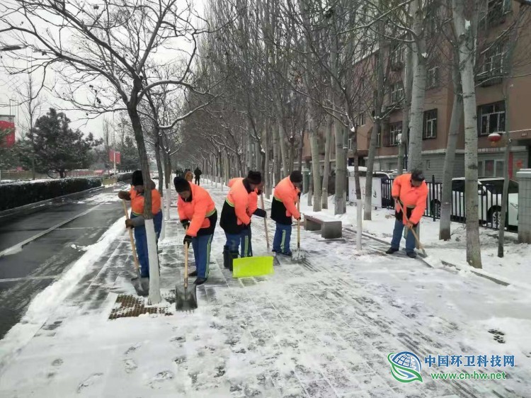 战天地斗严寒，环卫工人扫雪除冰加班加点