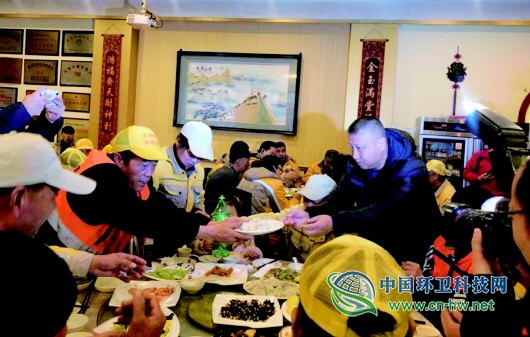 冬至饺子来了!50名青岛环卫工人享免费大餐