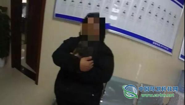 南京环卫工绊到狗被要求向狗鞠躬道歉，民警到后事件“神反转”