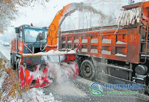 2万余名环卫工连夜清雪 ，确保乌鲁木齐道路畅通