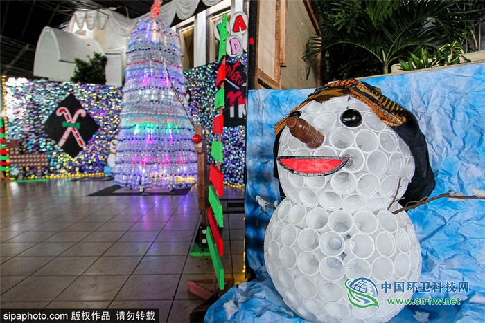 垃圾变身装饰品 印尼另类“圣诞树”惹注目