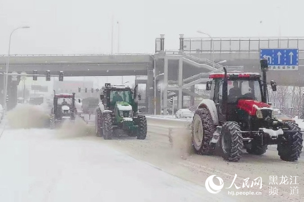 哈尔滨迎来大雪，当地环卫部门出动4.2万环卫工人保道理畅通