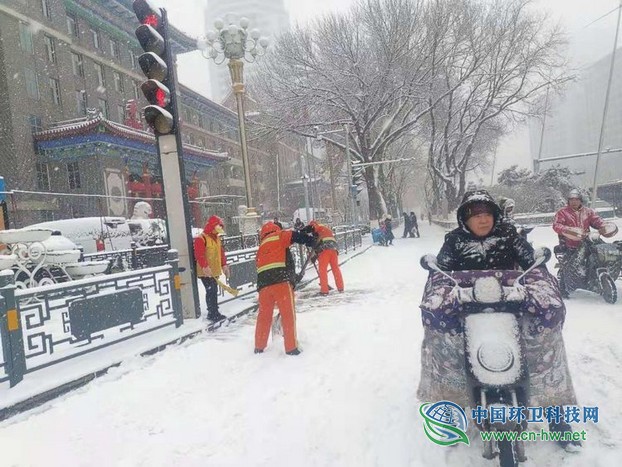 近万名环卫工奋战在太原市清雪除冰第一线