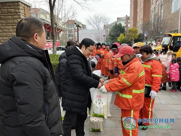 淮北市举办“小手拉大手 情暖环卫工”爱心公益活动