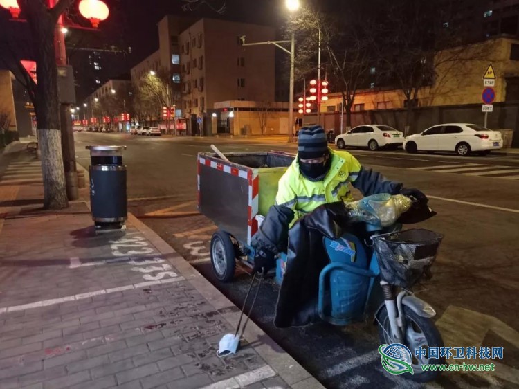 北京市环卫职工坚守一线，确保首都环境卫生干净整洁