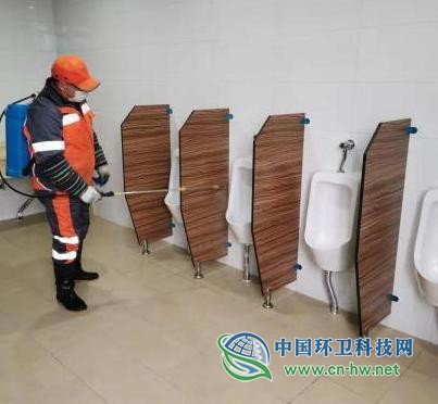 浙江多地加强公厕卫生管理 保洁员加大设备消毒