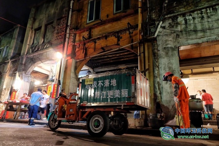 疫情下的环卫工：每天准时给病了的城市洗个澡