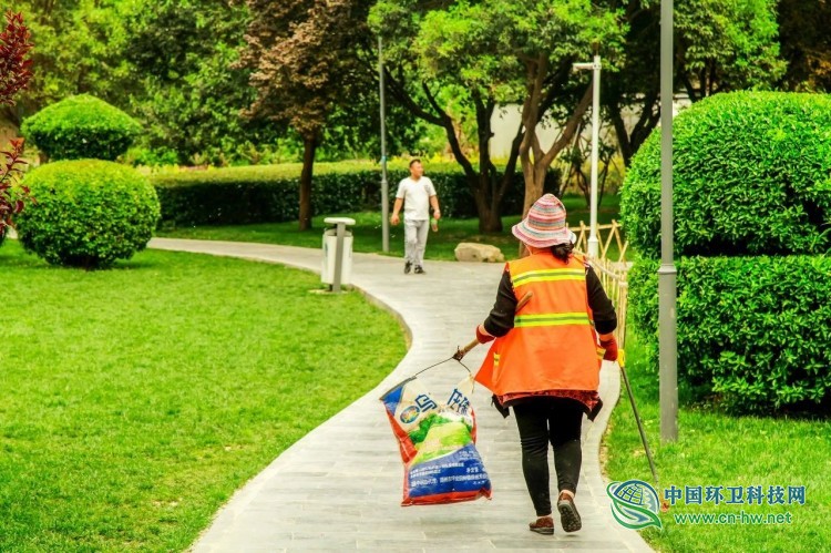 疫情下的环卫工：每天准时给病了的城市洗个澡