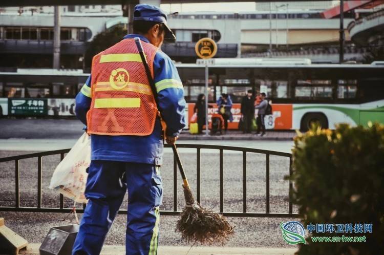 疫情下的环卫工：每天准时给病了的城市洗个澡