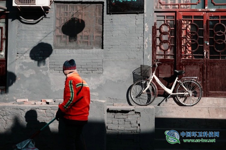 疫情下的环卫工：每天准时给病了的城市洗个澡