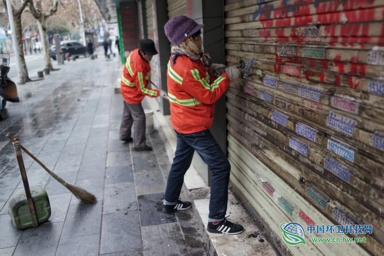 疫情下的环卫工：每天准时给病了的城市洗个澡