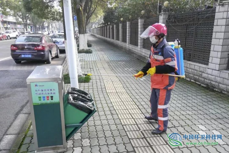 疫情期间市综合行政执法局多方筹资为全市一线2万多名环卫工人每日赠送一袋鲜奶