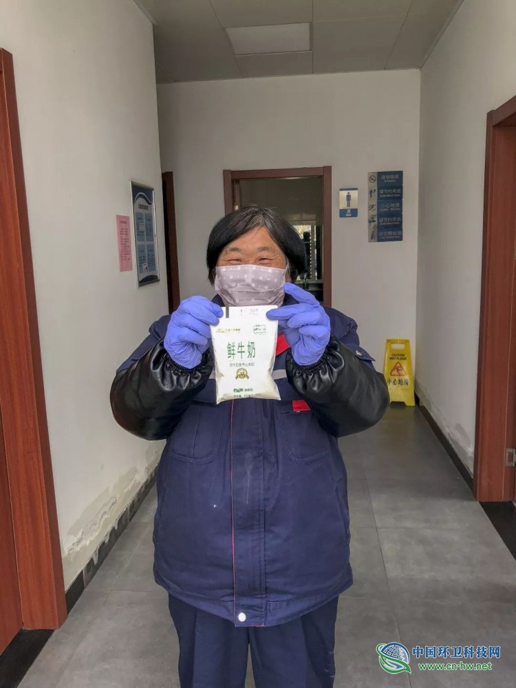 疫情期间市综合行政执法局多方筹资为全市一线2万多名环卫工人每日赠送一袋鲜奶