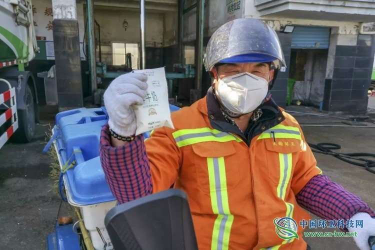疫情期间市综合行政执法局多方筹资为全市一线2万多名环卫工人每日赠送一袋鲜奶