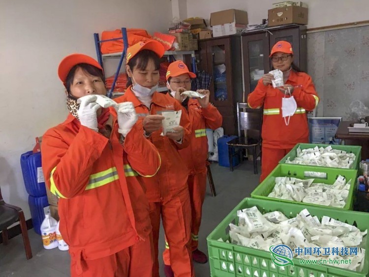 疫情期间市综合行政执法局多方筹资为全市一线2万多名环卫工人每日赠送一袋鲜奶