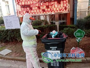武汉环卫“特别”突击队 每天捡废弃口罩约2万个