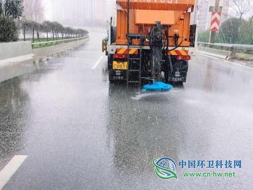 武汉各级城管环卫部门落实融雪防冻措施