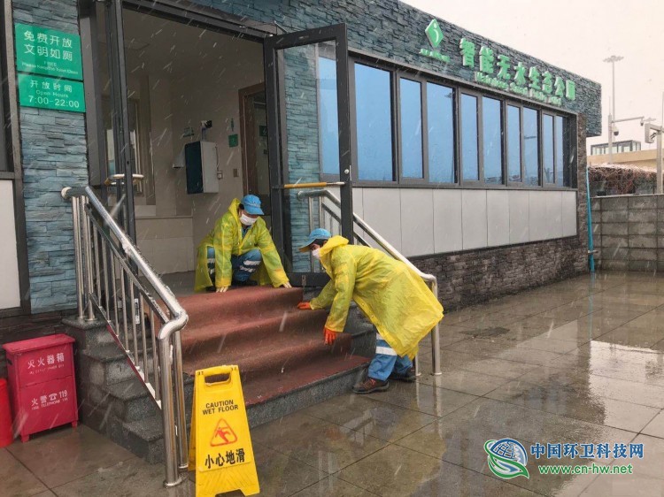 北京环卫如此应对“大雪+雨水”天气