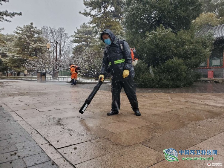 北京环卫如此应对“大雪+雨水”天气