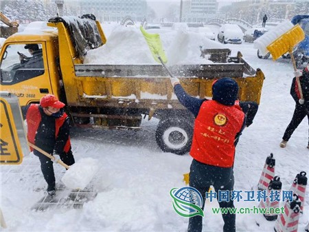 风雪天，枫乡志愿者为环卫工人助力送温暖