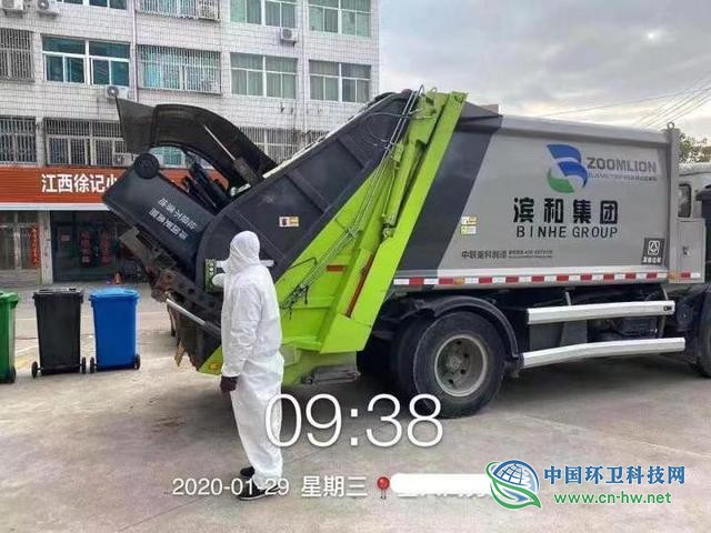 浙江温岭医学观察站的垃圾清运员一天跑300多公里，中午基本吃方便面