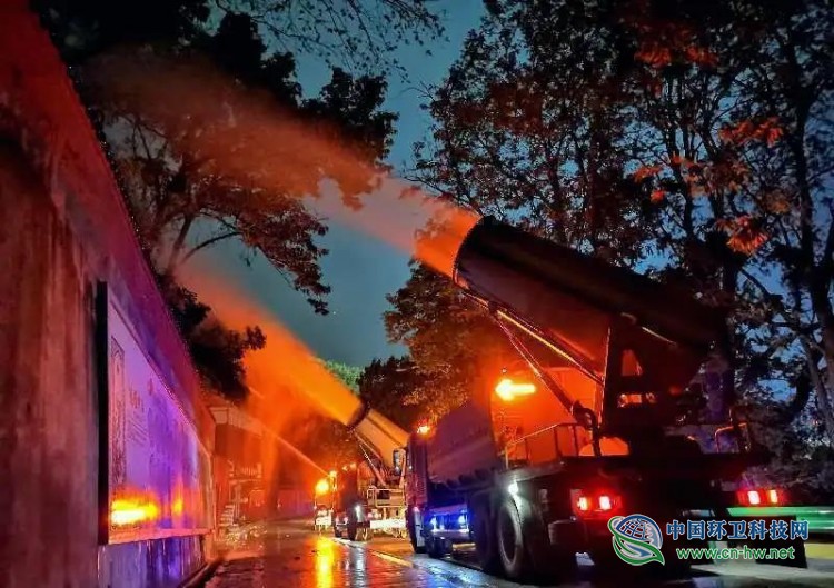 盈峰中联环境装备变身“救火车”投入西昌灭火行动