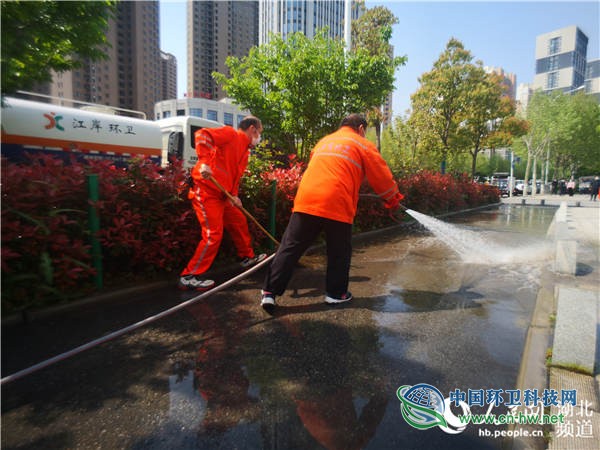 武汉开启全城“大扫除” 首日出动环卫2.3万人